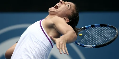 Italianca Sara Errani serveşte în partida contra sârboaicei Jelena Jankovic în timpul turneului de tenis Sydney International în Sydney Australia FOTO AP