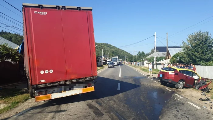 Pentru șoferul autoturismului nu s-a mai putut face nimic FOTO Poliția Neamț