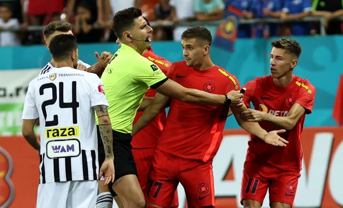 Arbitrul Marian Barbu a avut probleme pentru că nu a mers VAR-ul (FOTO: Sportpictures)