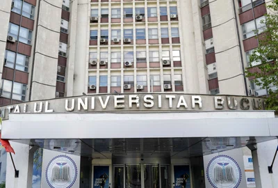Cătălin Cîrstoiu, candidatul alianței PSD - PNL la primăria capitalei, susține o declarație de presă în fața Spitalului Universitar de Urgență București. FOTO Inquam Photos / Octav Ganea