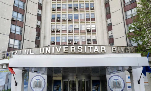 Cătălin Cîrstoiu, candidatul alianței PSD - PNL la primăria capitalei, susține o declarație de presă în fața Spitalului Universitar de Urgență București. FOTO Inquam Photos / Octav Ganea