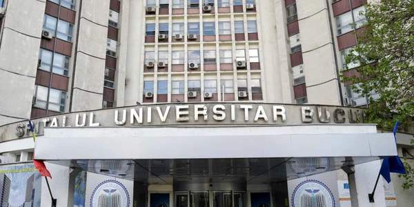 Cătălin Cîrstoiu, candidatul alianței PSD - PNL la primăria capitalei, susține o declarație de presă în fața Spitalului Universitar de Urgență București. FOTO Inquam Photos / Octav Ganea
