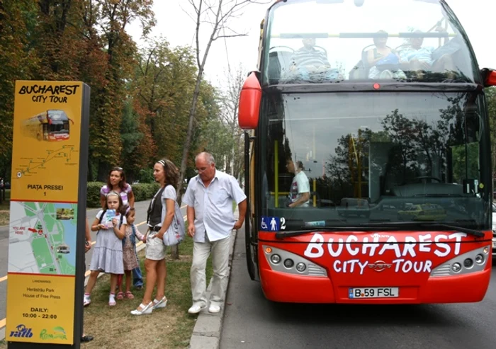 Vehiculele opresc la cele mai importante atracţii turistice din Capitală