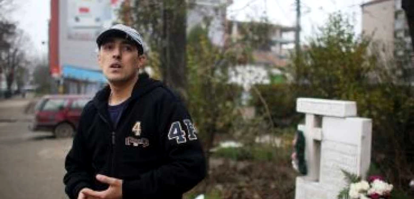 Adrian Jugănaru la crucea ridicată în memoria tatălui său