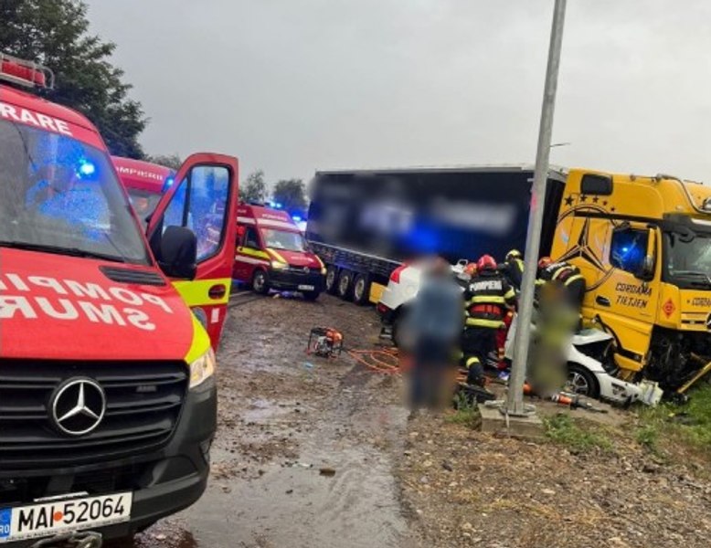 Accident îngrozitor pe „drumul morții”, între un autoturism și un TIR. Cel puțin o persoană a decedat