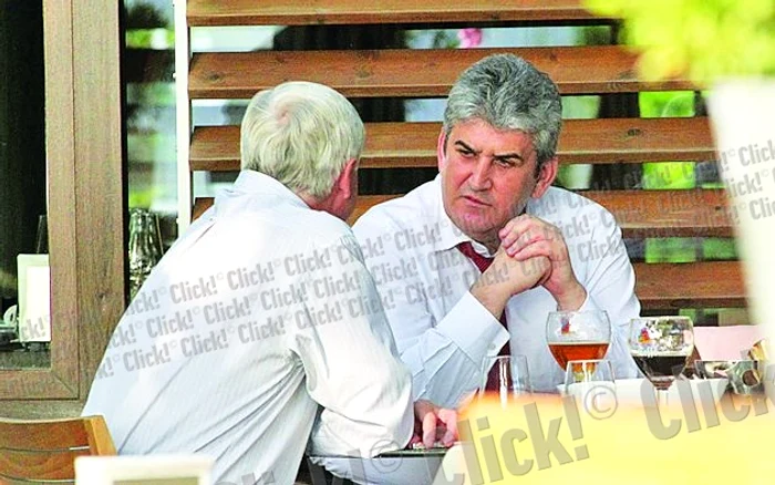 Gabriel Oprea s-a îngrăşat mult în ultima vreme (Fotografii: Mihai Ionescu)