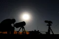 persoana care se uita la stele prin telescop jpeg