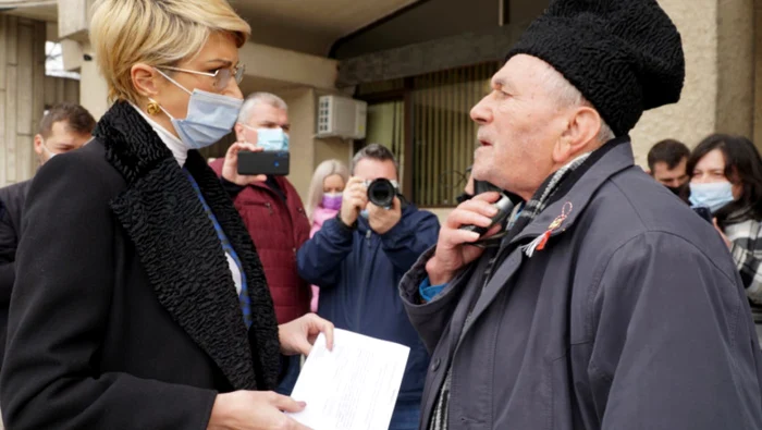 Bărbatul a aşteptat-o pe ministrul Turcan în faţa Instituţiei Prefectului pentru a-i prezenta situaţia sa socială. FOTO: Agerpres