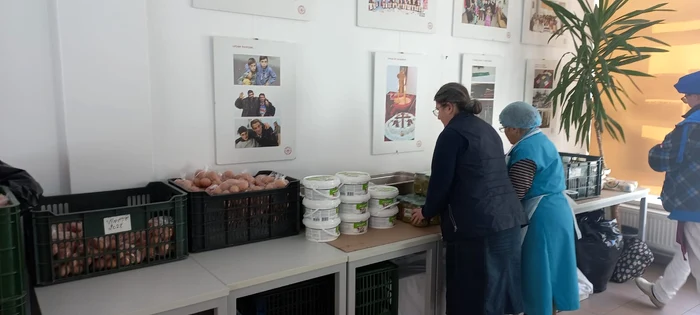 Voluntarii de la Bucuria Darului pregătesc mâncarea FOTO Ioan Buciumar