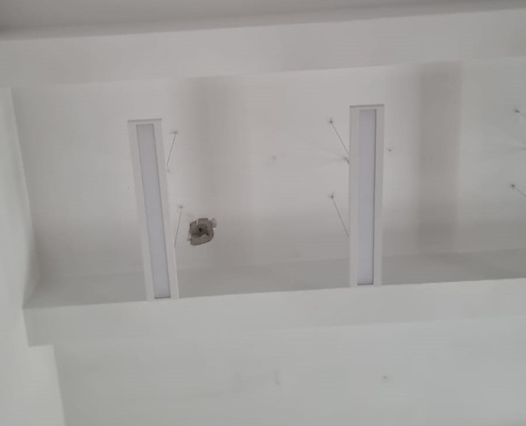 O bucată de tencuială a căzut în timpul orelor, într-o sală de curs de la un liceu din Târgu Jiu afectat de cutremure