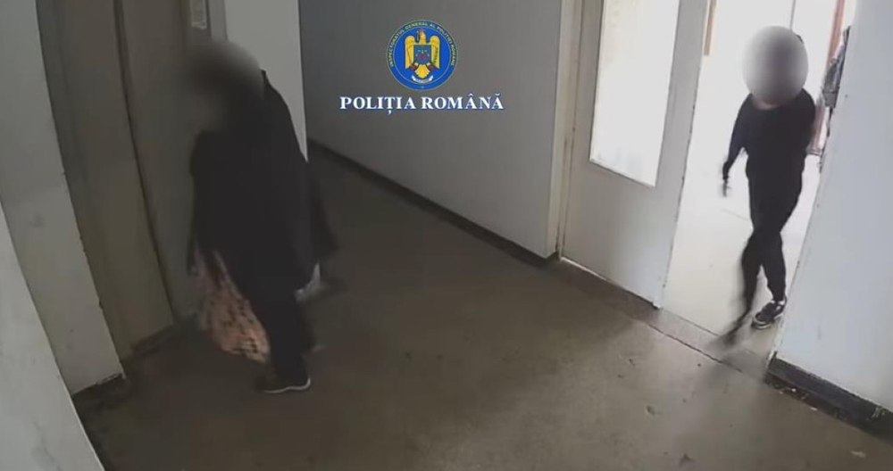 Momentul șocant în care doi adolescenți au jefuit o femeie în scara unui bloc din Timişoara