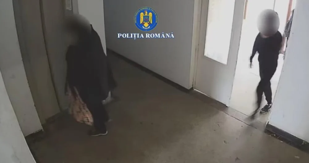 Momentul șocant în care doi adolescenți au jefuit o femeie în scara unui bloc din Timişoara