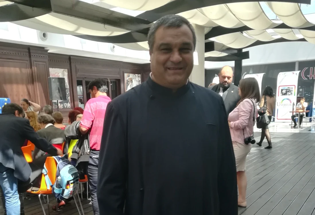 Preotul Dorel Burduja slujind FOTO Parohia Piciorul Lupului
