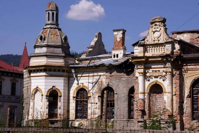 Cazinoul din Vatra Dornei este într-o stare deplorabilă. FOTO