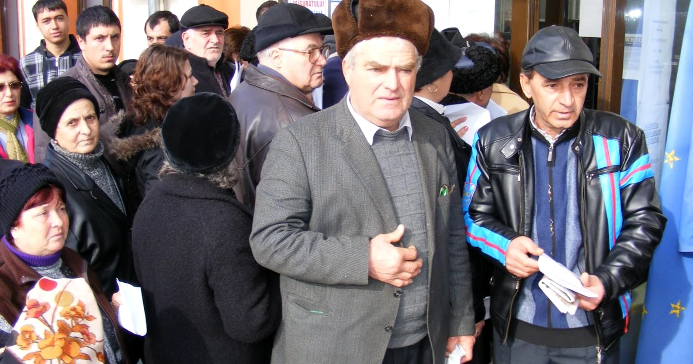 Oamenii ajung să stea la cozi imense din cauza ineficienţei din administraţie