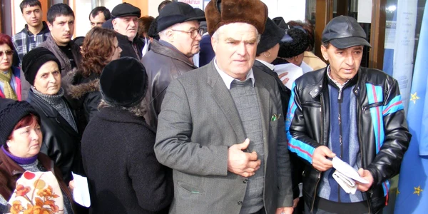 Sute de oameni, puşi la coadă de birocraţie