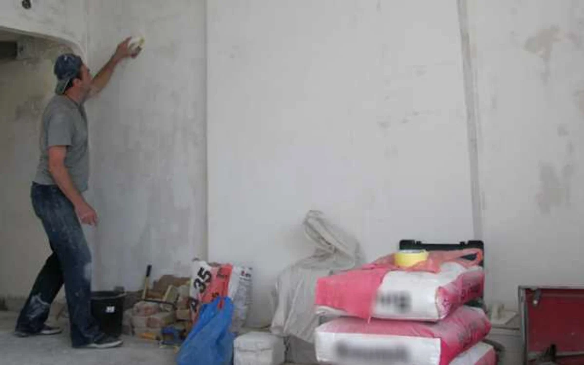 Muncitorii angajaţi de proprietarii care vor să-şi modernizeze apartamentele fac de multe ori lucrări fără cap