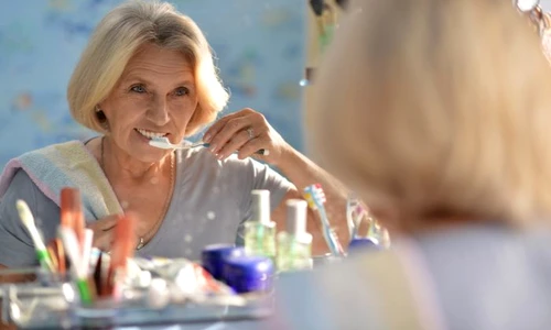 1 tipa in varsta se spala pe dinti 697396039 jpg jpeg