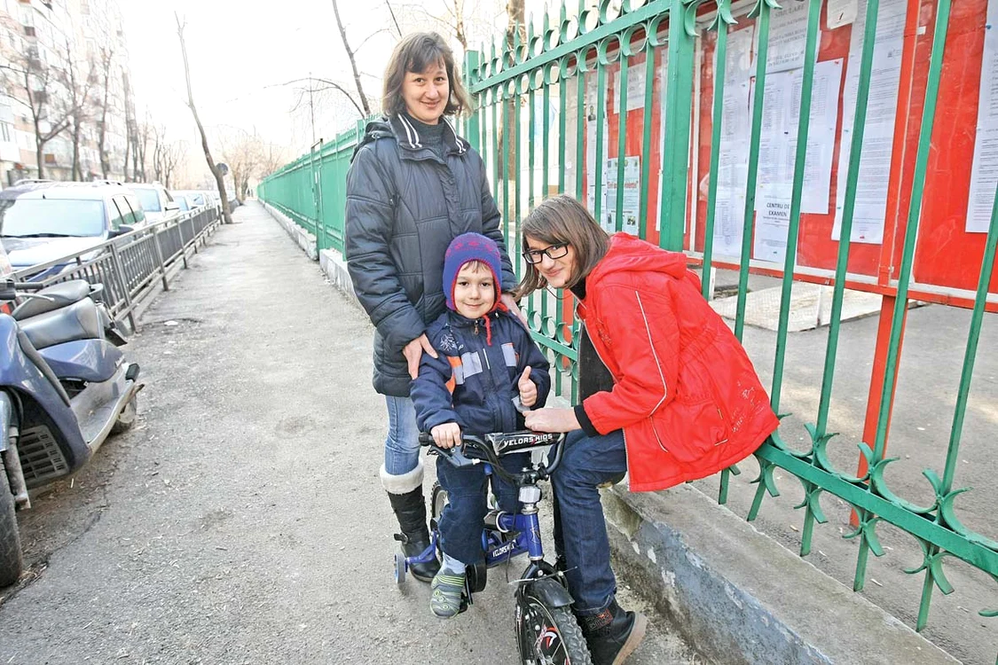 Mihai a venit să-şi  vadă şcoala, împreună  cu mama şi sora lui