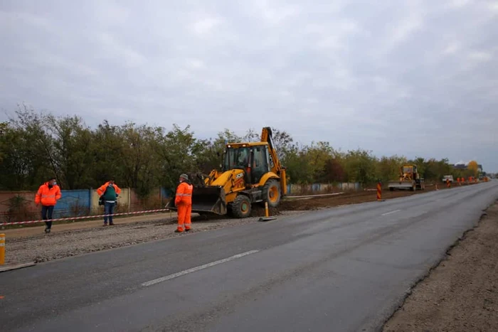 Se lucrează la modernizarea drumului de acces în Călăraşi FOTO CJC