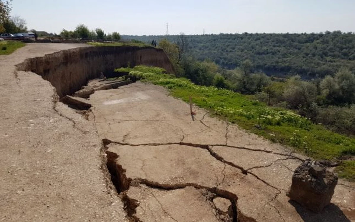 
    Autoritățile nu au reușit să prevină prăbușirea malului deși știau că există probleme în acea zonă  
