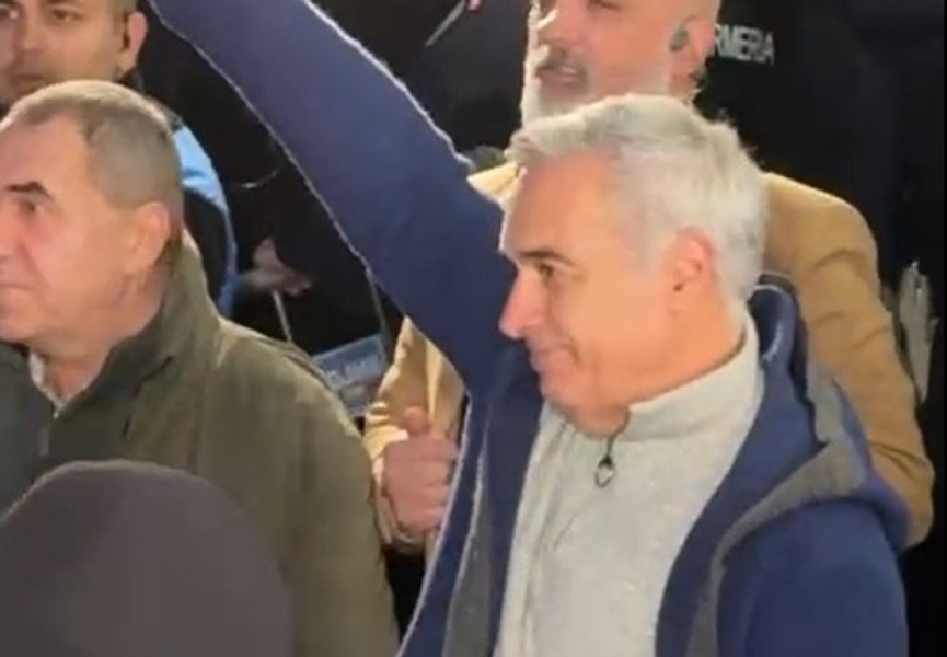 Călin Georgescu a ieșit din sediul Parchetului General, în aplauzele susținătorilor săi: „Nu vom înghenunchea sub nicio formă”