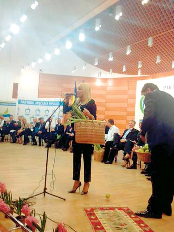 Elena Udrea nu s-a despărţit de paporniţă nici în timpul discursului (Foto: Facebook)