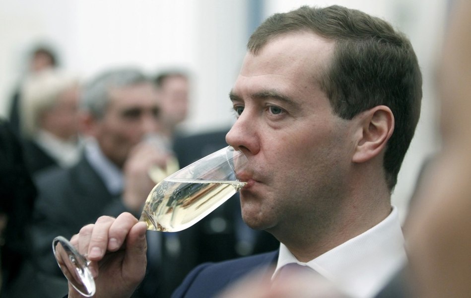 „Hectolitrii de vodcă și-au făcut efectul”. Dmitri Medvedev a fost ironizat în Cehia, după ce a atacat o senatoare de la Praga 
