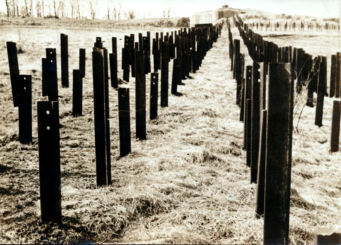Obstacole antitanc dispuse în fața Liniei Maginot (© Profimedia)
