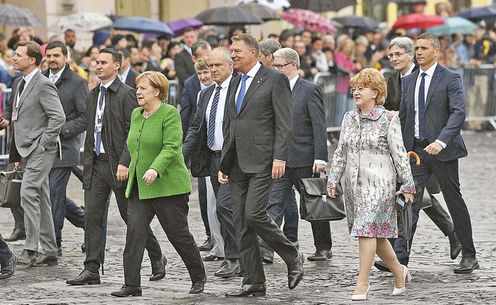 
    Concertul de joi seara a umplut Piaţa Mare în ciuda ploii  