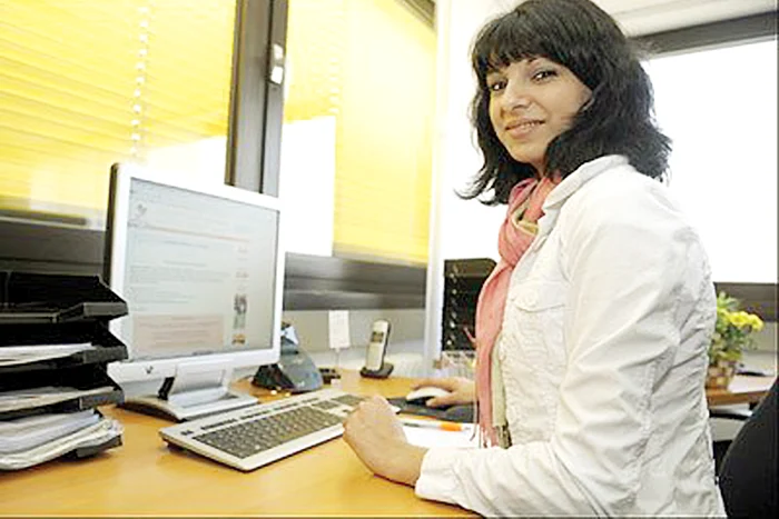 Alina Percea pozează acum într-o femeie elegantă