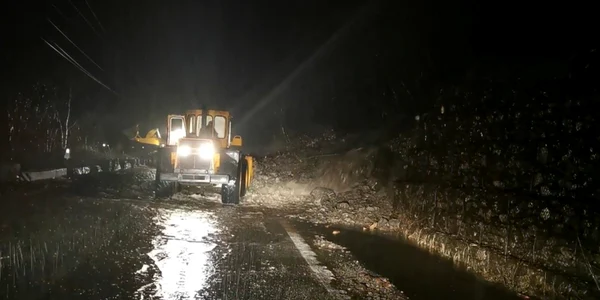 Aluviuni pe DN 7 - E 81 - Valea Oltului în judeţul Vâlcea - trafic rutier blocat total sau parţial mai bine de nouă ore Foto Adevărul.jpg