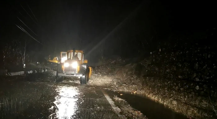 Aluviuni pe DN 7 - E 81 - Valea Oltului în judeţul Vâlcea - trafic rutier blocat total sau parţial mai bine de nouă ore Foto Adevărul.jpg