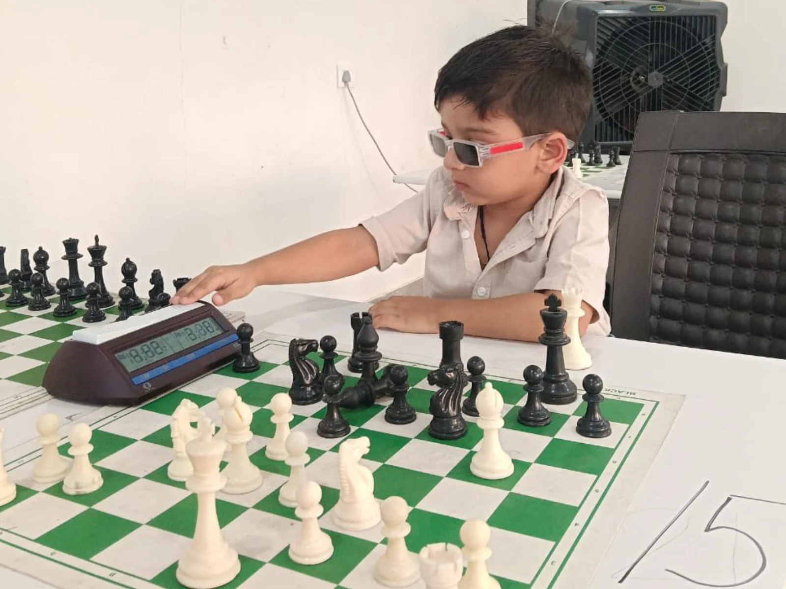 Un copil de 3 ani a devenit cel mai tânăr jucător de șah care a obținut un rating oficial FIDE