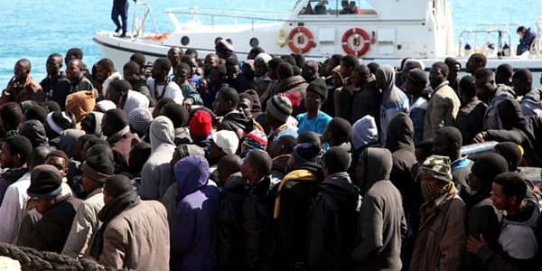 imigranti salvati sicilia FOTO AP