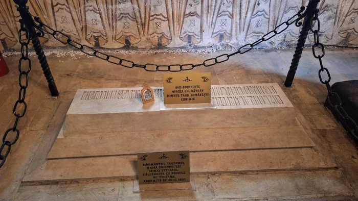 Mormântul lui Mircea cel Bătrân / foto: Gheorghe Sarau