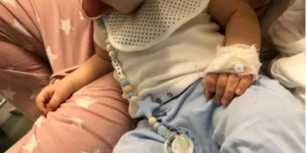 Imagini cu bebeluşul internat la Vâlcea cu laringită şi transferat apoi în Capitală unde a fost diagnosticat cu moarte cerebrală de gradul 3 Foto captura video