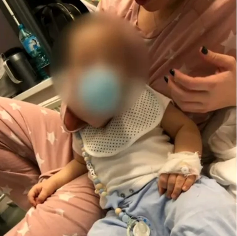 Imagini cu bebeluşul internat la Vâlcea cu laringită şi transferat apoi în Capitală unde a fost diagnosticat cu moarte cerebrală de gradul 3 Foto captura video