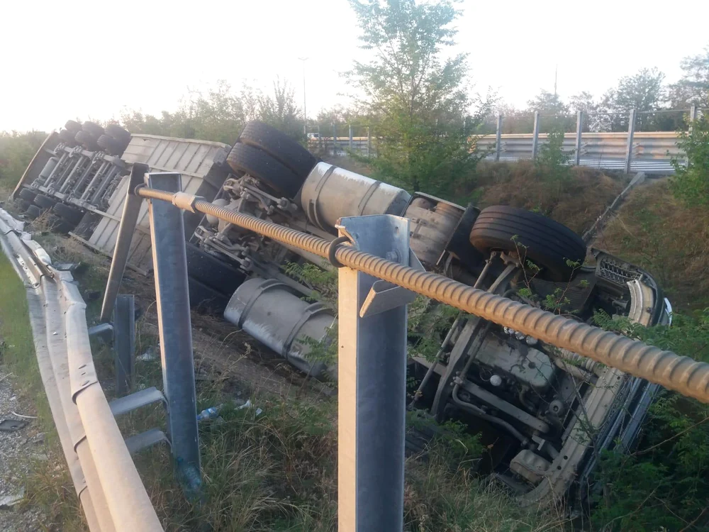 
    TIR-ul s-a răsturnat în afara carosabilului Sursă foto: epitesti.ro  