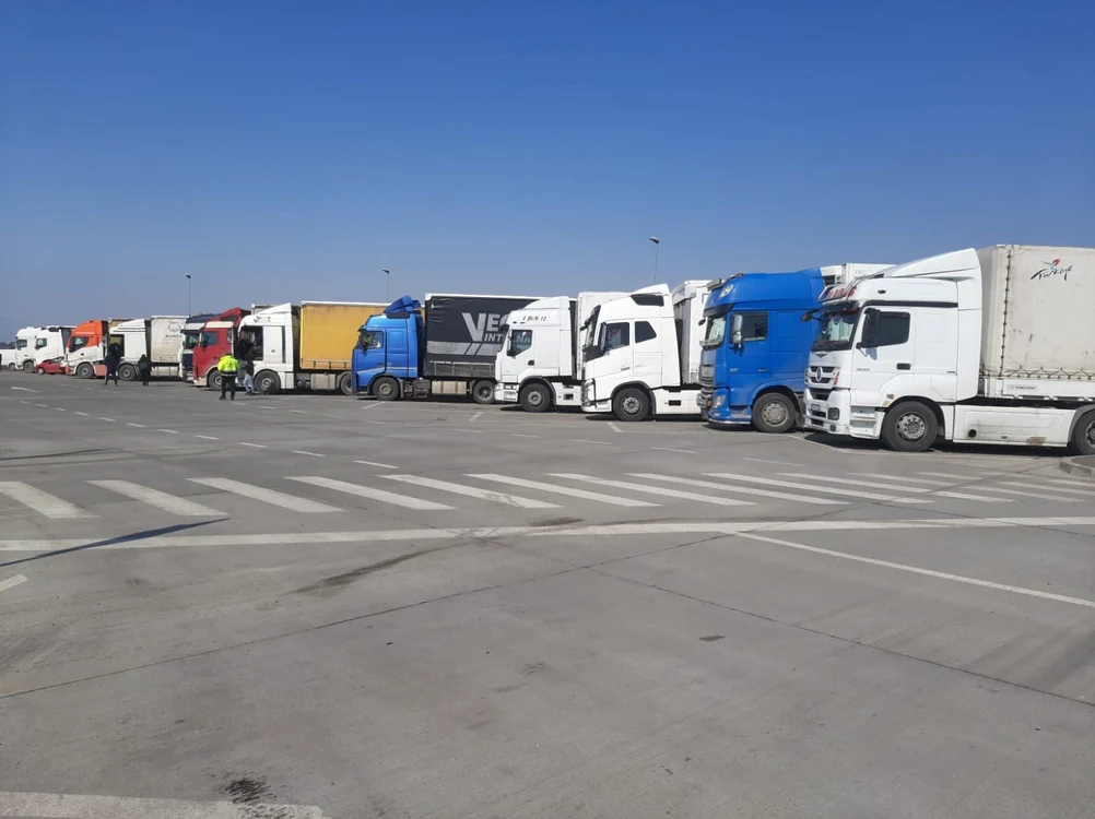 Şoferii de TIR din Braşov au protestat faţă de creşterea preţului la carburant. FORO Ioan Buciumar