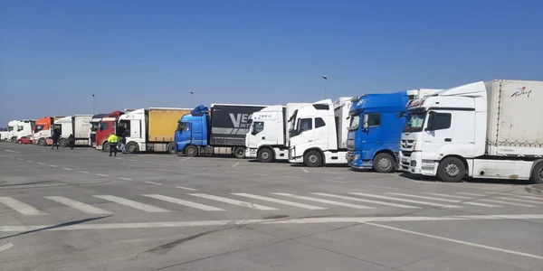 Transportatorii braşoveni au protestat faţă de creşterea preţului la carburanţi FOTO Ioan Buciumar
