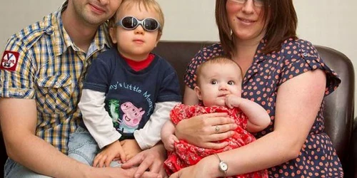 Atât Harvey, cât și sora lui, care are numai 3 luni, au fost diagnosticați cu aceeași boală