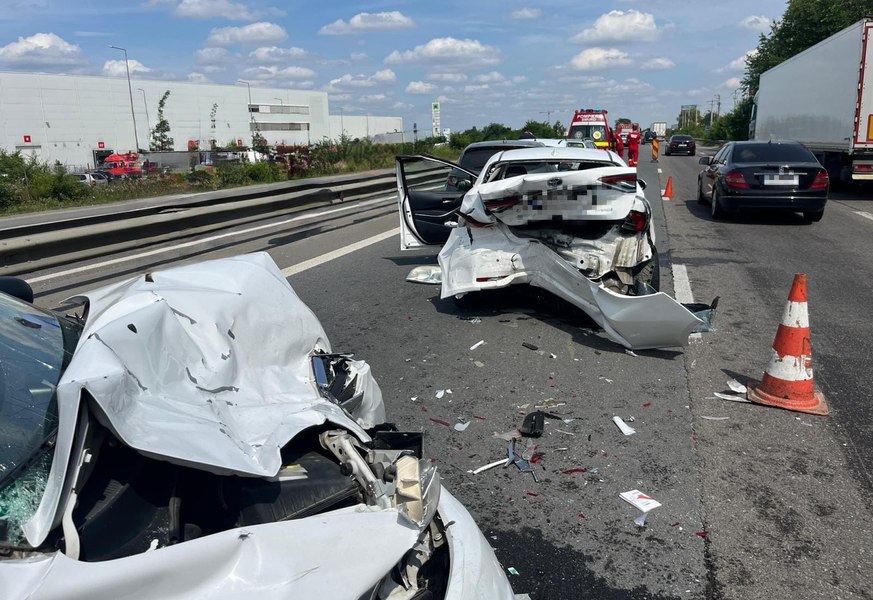  Accident rutier pe A1, la intrarea în capitală. Cinci mașini implicate. Trei victime, printre care și un copil de cinci ani