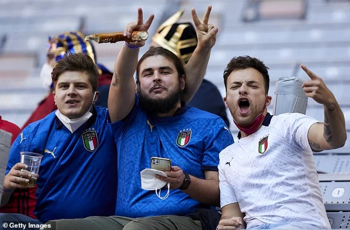 Italienii au savurat calificarea naţionalei lor în finala Euro 2020 cu măştile sub bărbie