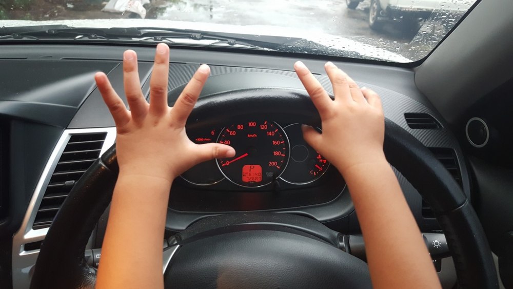 Băiat de zece ani, prins de poliţişti la volanul unui autoturism. Lângă el se afla tatăl său