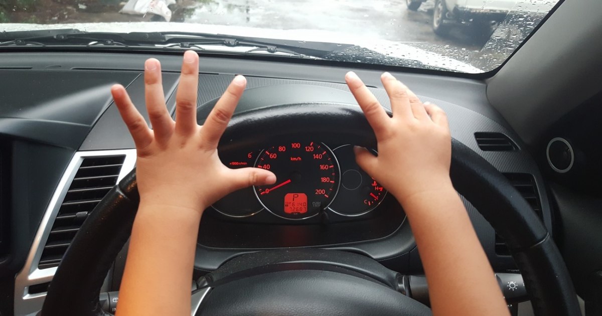 Băiat de zece ani, prins de poliţişti la volanul unui autoturism. Lângă el se afla tatăl său