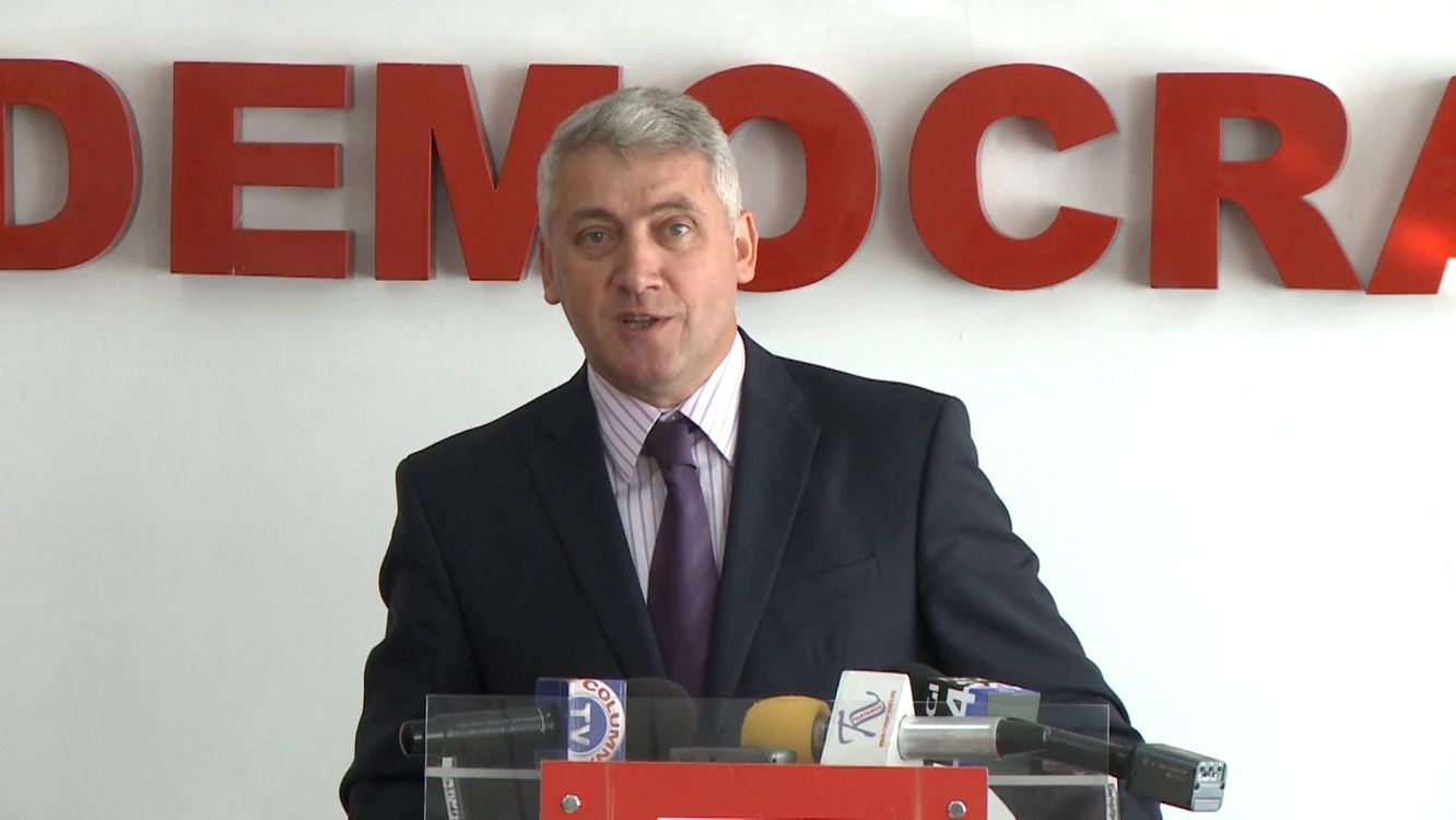 Consiliul Judeţean Dâmboviţa are 34 de membri, iar componenţa, după alegerile din 2012, a fost 12 consilieri de la PSD, 14 PDL, 5 PNL şi 3 PPDD, iar preşedinte este social-democratul Adrian Ţuţuianu.