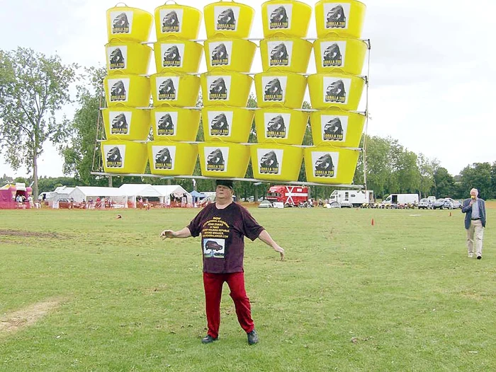 A ţinut pe cap 25  de cutii de vopsea