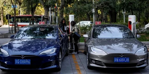 Maşini electrice Tesla Model S la statia de încărcare în China FOTO EPA-EFE /  Roman Pilipey