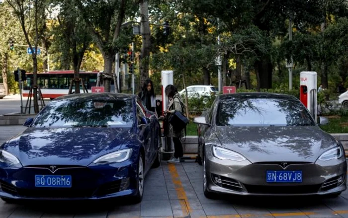 Maşini electrice Tesla în China. FOTO EPA-EFE /  Roman Pilipey